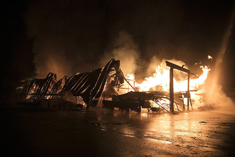Bilder vom großen Feuerwehreinsatz in Fridolfing am Dienstagabend. Der Sachschaden ist nach dem Brand eines Sägewerks immens.