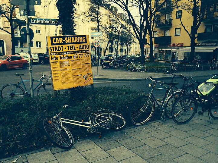 Umgestoßene Räder wie hier sieht man im Viertel häufiger.