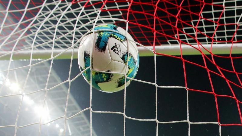 Ein Fußball geht ins Netz.
