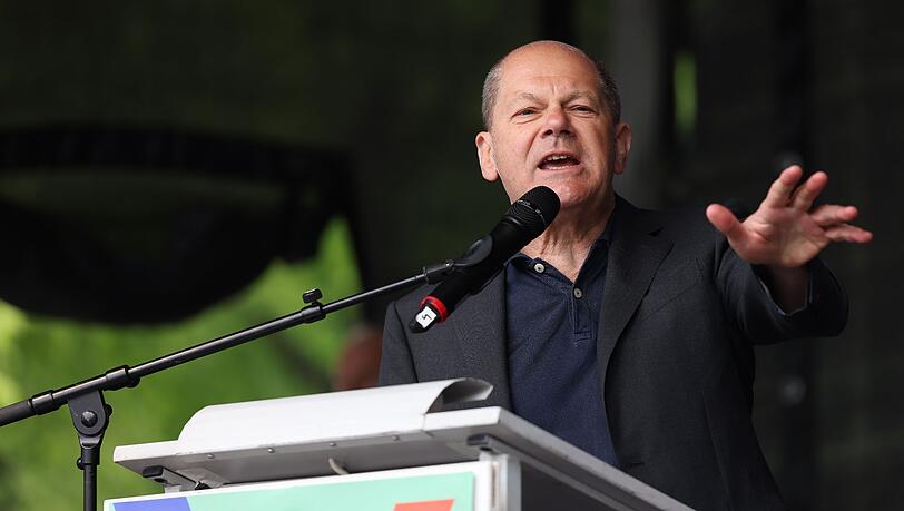 Bundeskanzler Olaf Scholz spricht bei der
1. Mai-Kundgebung des DGB in Düsseldorf. Bundeskanzler Olaf Scholz spricht bei der
1. Mai-Kundgebung des DGB in Düsseldorf.