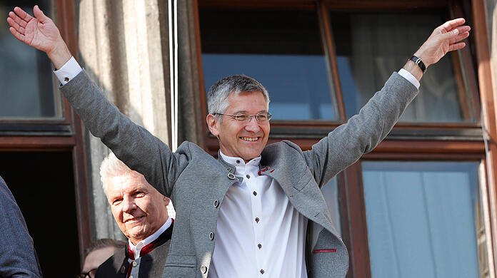 Bayern-Präsident Herbert Hainer feiert die Meisterschaft auf dem Rathausbalkon in München.