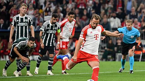 Bayern Münchens Harry Kane trifft per Elfmeter zum 3:1. Bayern Münchens Harry Kane trifft per Elfmeter zum 3:1.