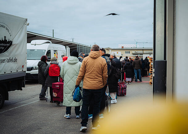 Hunderte Menschen warten auf Lebensmittel f&uuml;r die Woche.