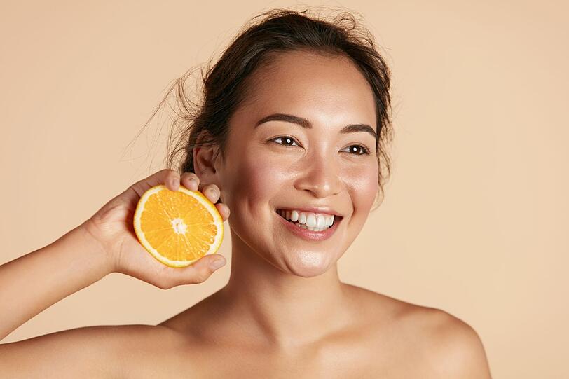Vitamin C unterstützt außerdem die Elastizität und Regeneration der Haut, das Bindegewebe, Knochen sowie Zähne. Es spielt eine wichtige Rolle beim körpereigenen Aufbau von Kollagen. Zudem verbessert Vitamin C die Eisenaufnahme aus Lebensmitteln und sorgt somit für eine bessere Blutbildung. Auch das hilft wiederum dem Stoffwechsel und dem Immunsystem. Vitamin C unterstützt außerdem die Elastizität und Regeneration der Haut, das Bindegewebe, Knochen sowie Zähne. Es spielt eine wichtige Rolle beim körpereigenen Aufbau von Kollagen. Zudem verbessert Vitamin C die Eisenaufnahme aus Lebensmitteln und sorgt somit für eine bessere Blutbildung. Auch das hilft wiederum dem Stoffwechsel und dem Immunsystem.