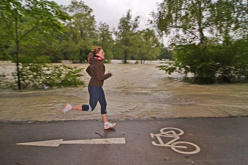Beeindruckend war es, so nah an den Fluten vorbeizulaufen - aber auch gefährlich. Die Isar rauscht an einem vorbei wie ein Meer.