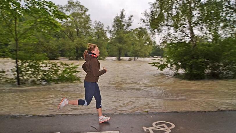 Beeindruckend war es, so nah an den Fluten vorbeizulaufen - aber auch gefährlich. Die Isar rauscht an einem vorbei wie ein Meer. Beeindruckend war es, so nah an den Fluten vorbeizulaufen - aber auch gefährlich. Die Isar rauscht an einem vorbei wie ein Meer.