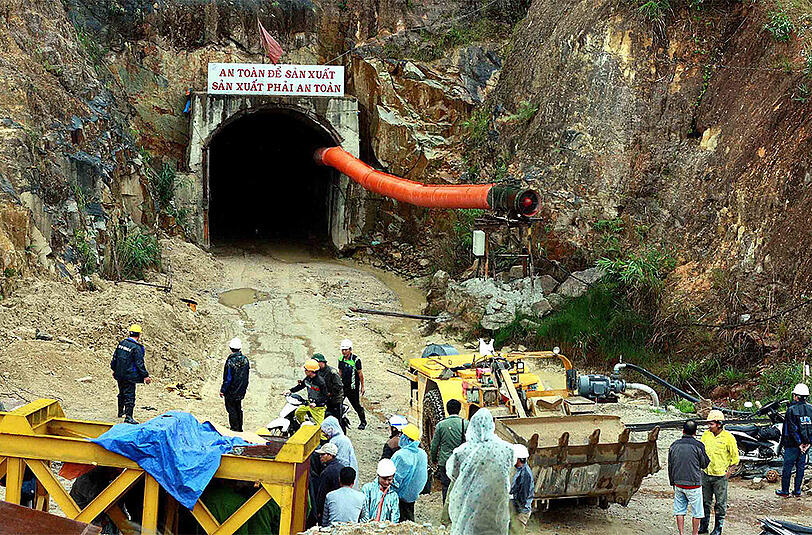 Rettungskräfte versuchen, zu den eingeschlossenen Arbeitern vorzudringen.