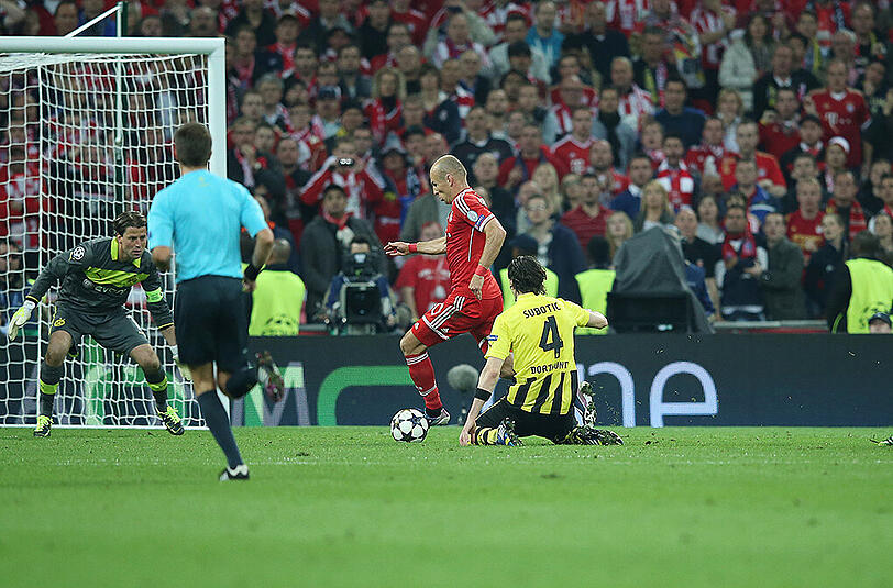 Eine Saison später die Genugtuung. Mit Bayern gewinnt er das Triple, im Champions-League-Finale gegen Dortmund ist es ausgerechnet Robben, der die Bayern in der 89. Minute zum Sieg schießt.