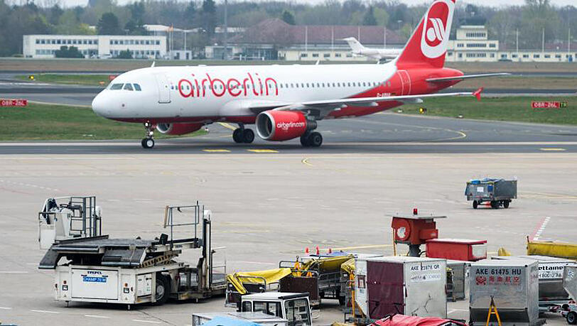 Zahlreiche mit Gepäckstücken beladene Gepäcktransportwagen auf dem Vorfeld am Flughafen Tegel in Berlin. Zahlreiche mit Gepäckstücken beladene Gepäcktransportwagen auf dem Vorfeld am Flughafen Tegel in Berlin.