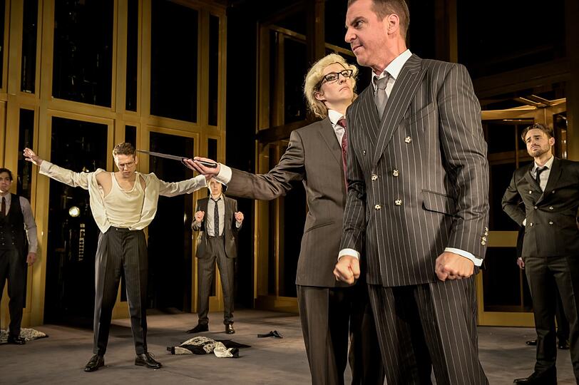 Da, schneide ihm das Herz aus der Brust! Silas Breiding (li.) als Antonio, der Kaufmann von Venedig, und Pascal Fligg (re.) als Shylock mit Vincent Sauer und Carolin Hartmann.