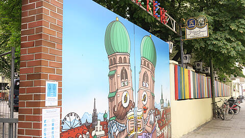 Fröhlich-kunterbunter Eingang: Hier geht&rsquo;s rein in den Pop-up-Biergarten der Max-Emanuel-Brauerei.