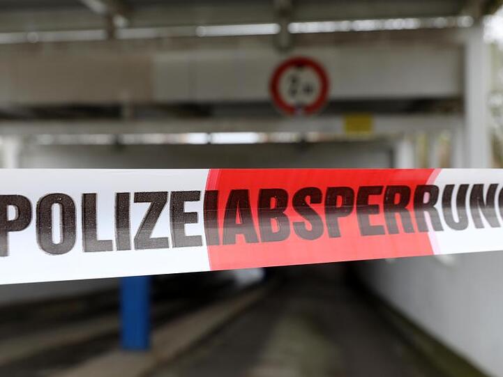 Eine 38 Jahre alte Frau hat in Manching mutmaßlich ihre Kinder getötet und sich dann in einem Treppenhaus in die Tiefe gestürzt (Symbol).