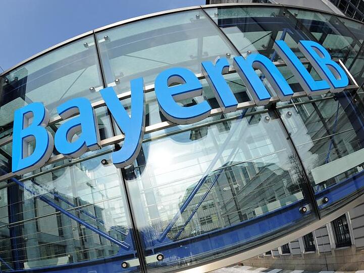 Das Logo der BayernLB ist an deren Zentrale zu sehen. Foto: Andreas Gebert/dpa/Archivbild