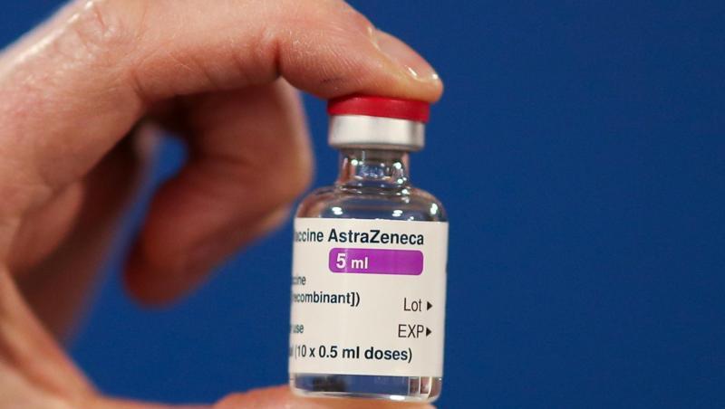 Eine Ampulle des Corona-Impfstoffs der Universität Oxford und des Pharmakonzerns Astrazeneca.