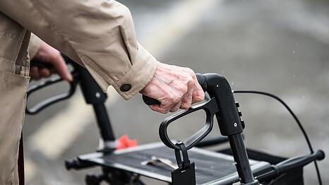 Eine unbekannte Frau mit Rollator hat auf der Rosenheimer Straße eine Busvollbremsung verursacht. (Symbolbild)
