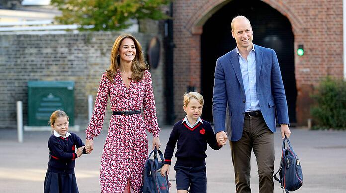 So gestylt sieht man Kate nur am ersten Schultag (wie hier 2019). Ansonsten kommt die Prinzessin von Wales sehr legere zur Schule.