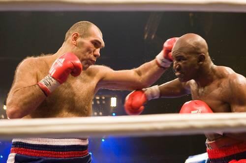 Der Champion: Nikolai Valuev (links) gewann vor wenigen Tagen in Zürich gegen die Box-Legende Evander Holyfield und bleibt damit Schwergewichtsweltmeister.