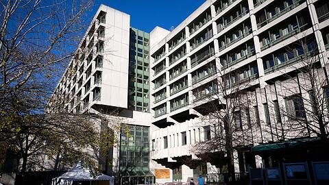 Die Gerichte im Strafjustizzentrum sollen bald in einen Neubau umziehen. (Archivbild)