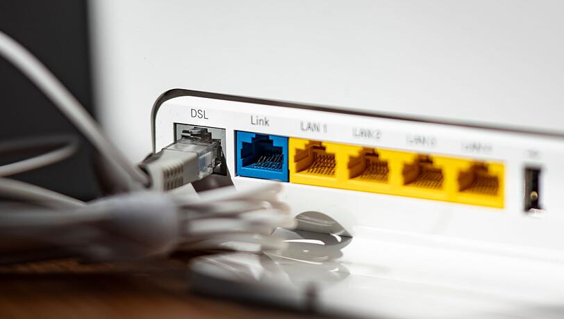 Ein LAN-Kabel im Router - in Millionen Haushalten steckt es noch immer in der DSL-Öffnung.