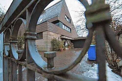 Vor diesem Haus im Nürnberger Nobel-Stadtteil Erlenstegen geschah die brutale Tat.