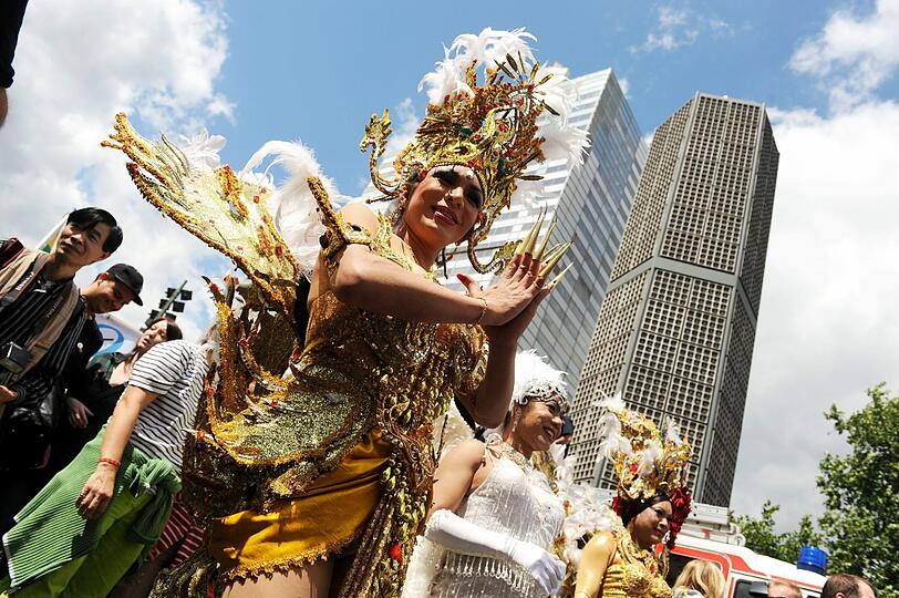 Fantasievoll bekleidet feiern am Samstag die Teilnehmer auf der Parade zum Christopher Street Day (CSD) in Berlin.