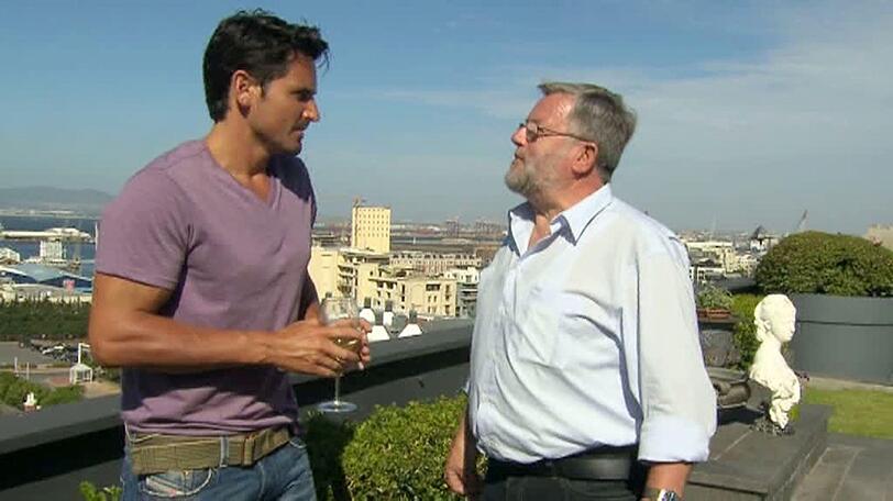 Vater Heinz beim Männergespräch mit seinem Sohn Bachelor Jan.