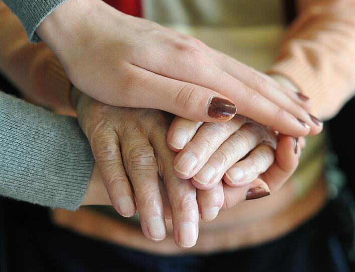 Hand in Hand: Bei der Versorgung von Angehörigen ist Teamwork gefragt, auch zwischen Pflegedienst und Familie.