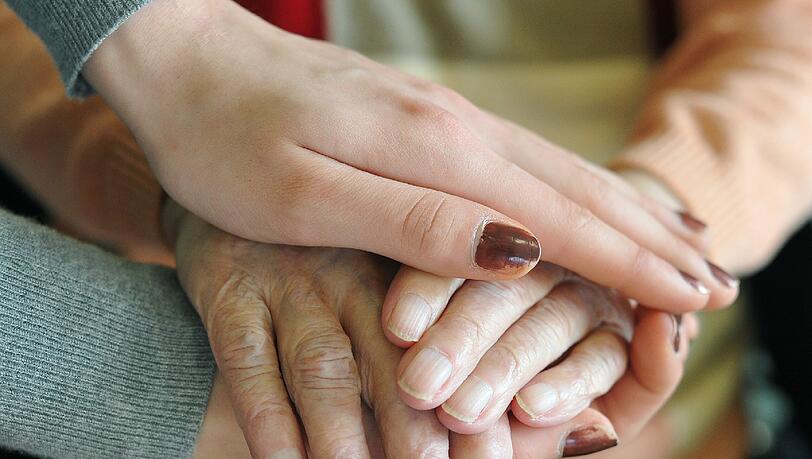 Hand in Hand: Bei der Versorgung von Angehörigen ist Teamwork gefragt, auch zwischen Pflegedienst und Familie. Hand in Hand: Bei der Versorgung von Angehörigen ist Teamwork gefragt, auch zwischen Pflegedienst und Familie.