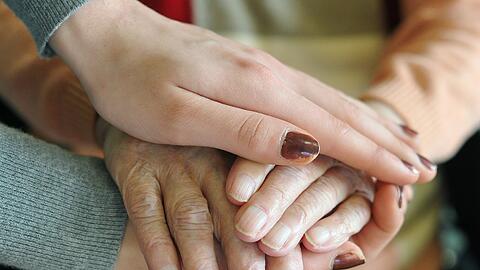 Hand in Hand: Bei der Versorgung von Angehörigen ist Teamwork gefragt, auch zwischen Pflegedienst und Familie.