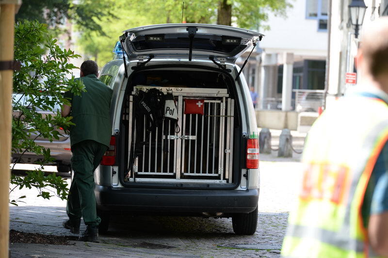 Die Polizei war mit Sprengstoffsuchhunden vor Ort.