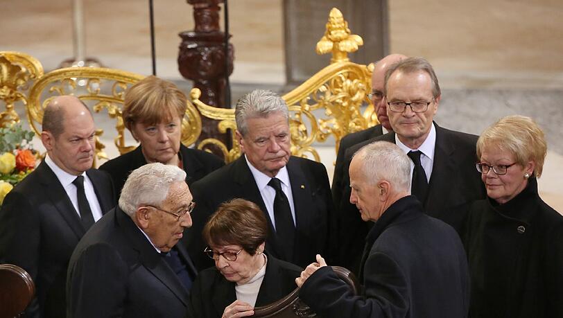 Henry Kissinger (l.), ehmaliger US-Außenminister und Weggefährte von Helmut Schmidt, hielt eine Trauerrede.