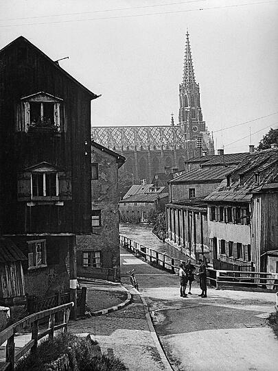 Noch dörfliche Strukturen: ein Herbergsviertel in der Au mit Blick auf die Mariahilfkirche.
