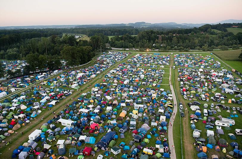 Tag 2: Seeufer und Bergkulisse mit Beats, Gitarren und polyrhythmischen Klängen - das 22. Chiemsee Summer Festival in Übersee geht noch bis Sonntag.