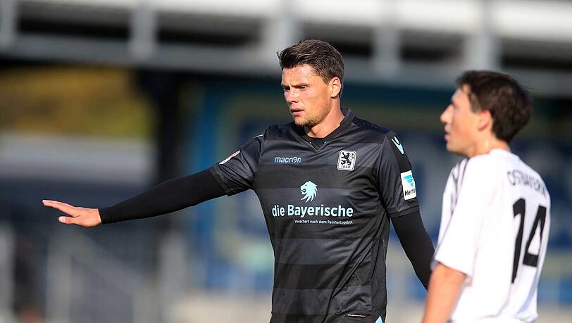 Zum ersten Mal im 1860-Trikot: Neulöwe Sebastian Boenisch beim Benefizspiel in Burghausen.