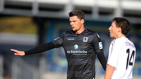 Zum ersten Mal im 1860-Trikot: Neulöwe Sebastian Boenisch beim Benefizspiel in Burghausen.
