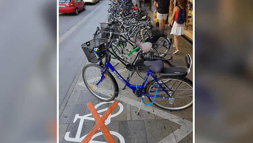 Die Räder parken trotz der auffälligen Markierung am Boden, für Fußgänger ist kaum Platz.