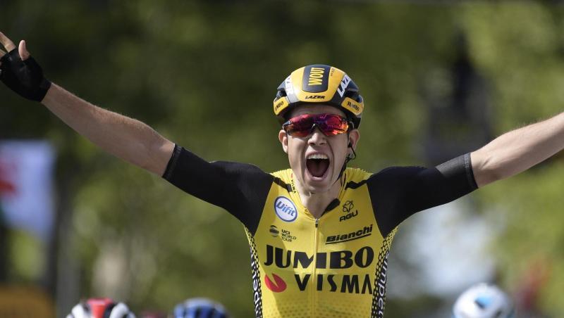 Wout Van Aert feiert seinen Etappensieg in Albi. Wout Van Aert feiert seinen Etappensieg in Albi.