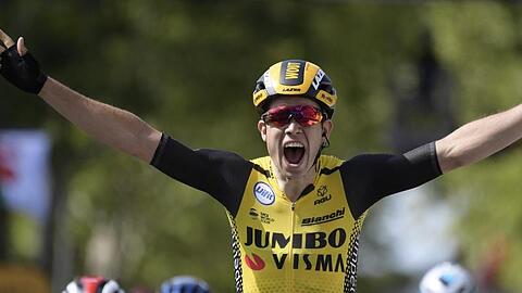 Wout Van Aert feiert seinen Etappensieg in Albi.