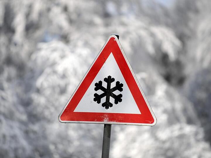 Ein Straßenschild warnt vor Glätte.
