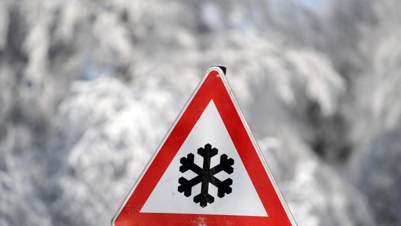 Ein Straßenschild warnt vor Glätte. Ein Straßenschild warnt vor Glätte.