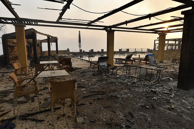 Olympia: Ein vom Feuer der Waldbrände zerstörtes Hotel im Dorf Lalas in der Nähe der Stadt Olympia. Griechenland muss sich nach Ansicht der Regierung angesichts der zahlreichen Feuer und Brandherde auf harte Tage einstellen.