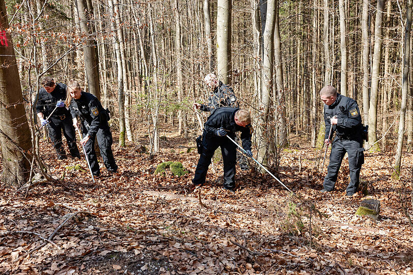 Polizisten durchsuchen im Fall Sonja Engelbrecht in einem Wald Nähe Kipfenberg im Landkreis Eichstätt das Gelände. Im Fall der vor 27 Jahren vermutlich ermordeten Münchnerin Sonja Engelbrecht sucht die Kripo seit Montag wieder mit einem großen Aufgebot nach Spuren.