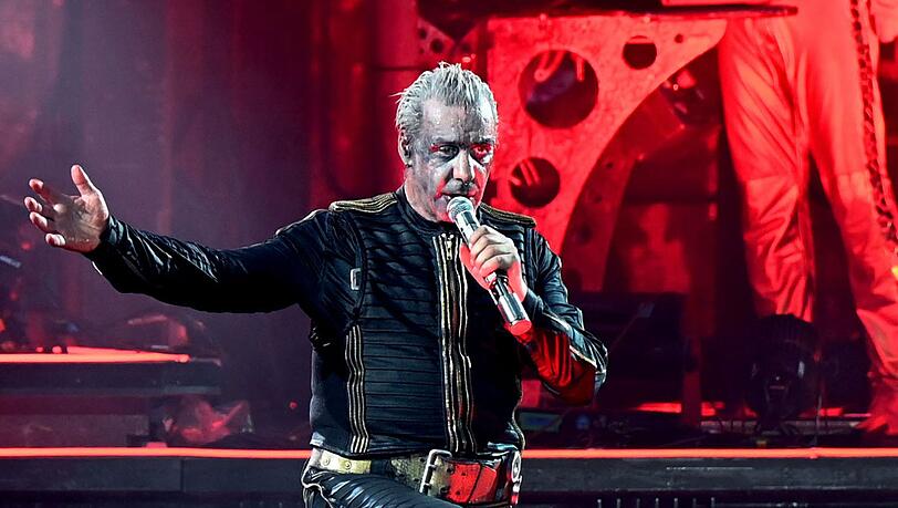 Rammstein Frontsänger Till Lindemann performt den Song "Deutschland" auf der Bühne.