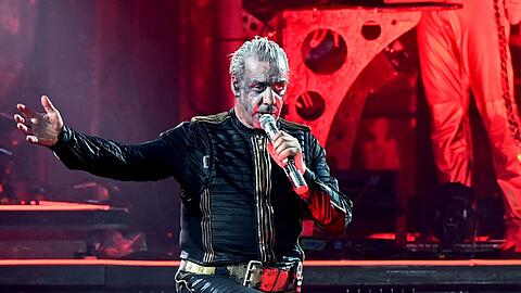 Rammstein Frontsänger Till Lindemann performt den Song "Deutschland" auf der Bühne.