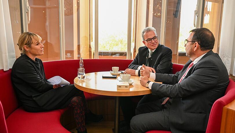 Holetschek (r.) und Streibl (M.) im Gespräch mit AZ-Politik-Chefin Natalie Kettinger. Holetschek (r.) und Streibl (M.) im Gespräch mit AZ-Politik-Chefin Natalie Kettinger.
