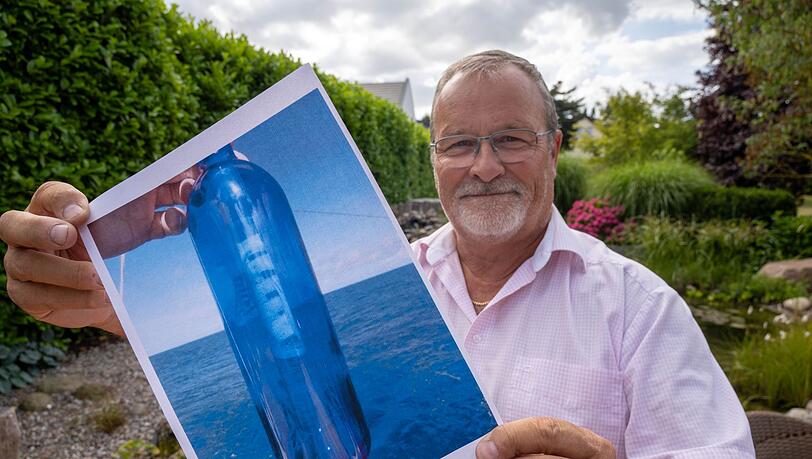 Jörg Wanke zeigt ein Foto seiner Flaschenpost.