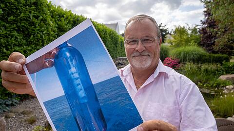 Jörg Wanke zeigt ein Foto seiner Flaschenpost.