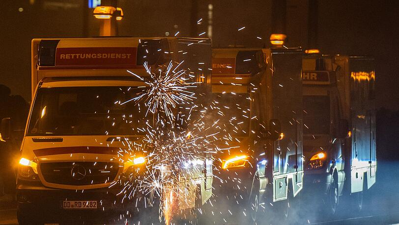 F&uuml;r Rettungsdienste ist die Silvesternacht eine besonders harte Schicht. (Archivbild)