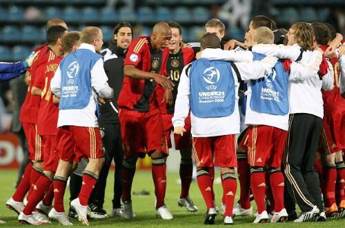 Der Final-Tanz: Die DFB-Youngster feiern den Sieg über Italien.