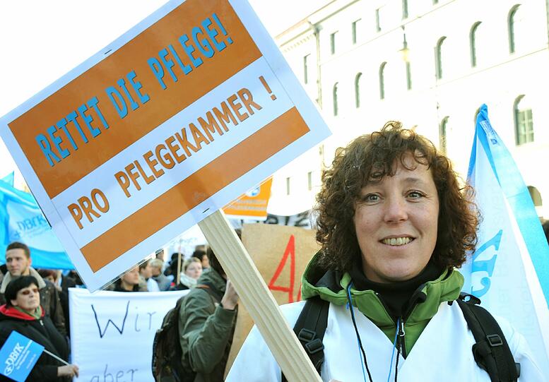 Am Mittwoch demonstrieren laut Bayerischer Arbeitsgemeinschaft zur Förderung der Pflegeberufe rund 3.000 Menschen für bessere Rahmenbedingungen in der Pflege. In vielen Einrichtungen soll bereits Pflegenotstand herrschen.